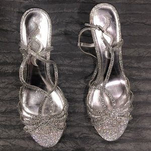 Cyber DeAl! ! Silver Nina Size 9 heel Like new!